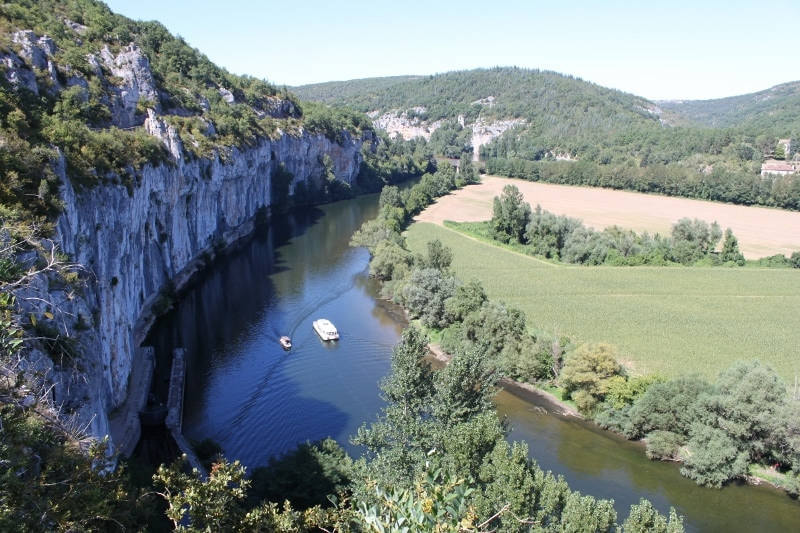 river Dordogne cutting through the cliffs